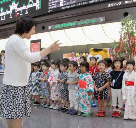 今週のフレーズ「空港の託児所から」〜の要求を満たすを学ぶ